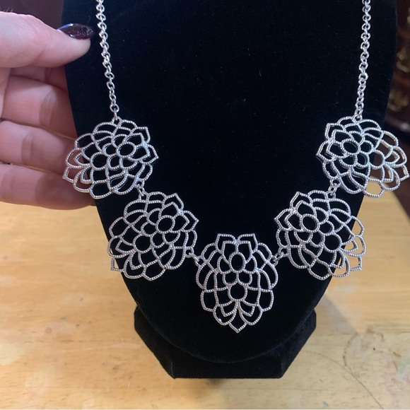 Avon Monarch Petals collar necklace Silvertone NIB 2016 - Picture 5 of 6